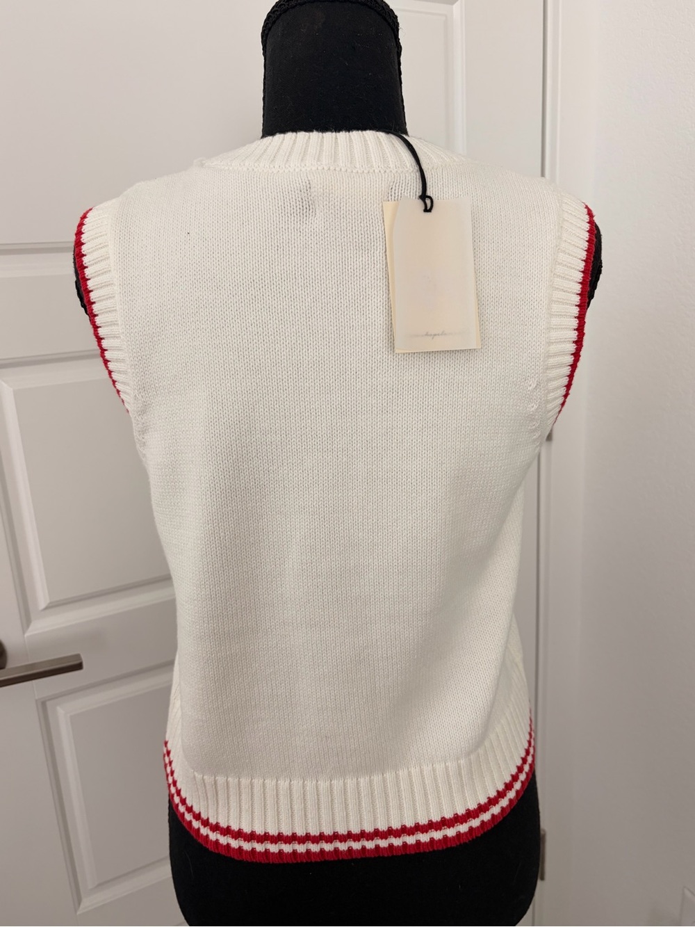 Elan White Sleeveless Knit Sweater with Red Chili Motif - Picture 4 of 4